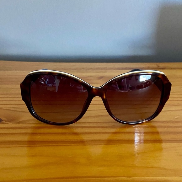 Carolina Herrera Oversized Sunglasses She539 in Tortoise with White Trim - Picture 4 of 11